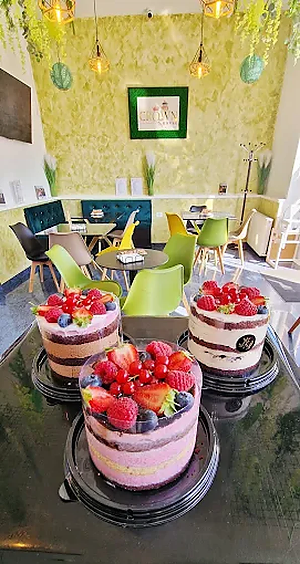 Interiorul Crown House, cu torturi proaspăt decorate pe tejghea