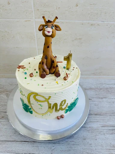 Tort personalizat pentru copii, cu girafă modelată manual