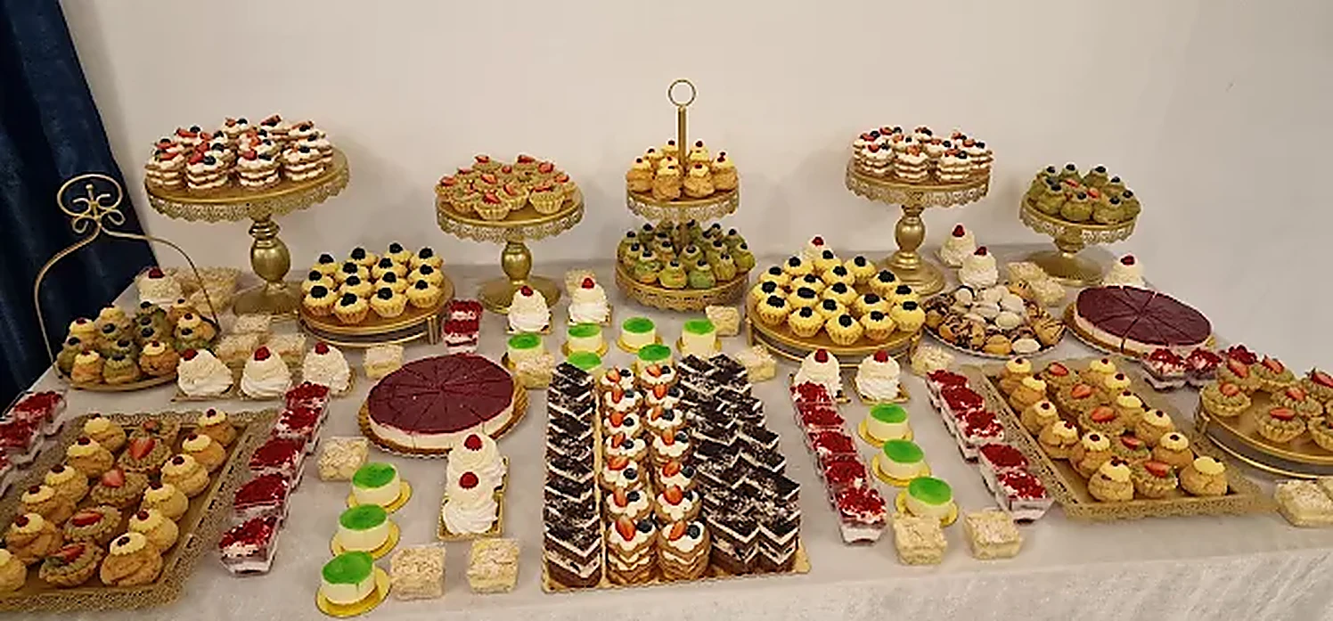 Masă de catering Crown House, cu zeci de deserturi aranjate pentru un eveniment