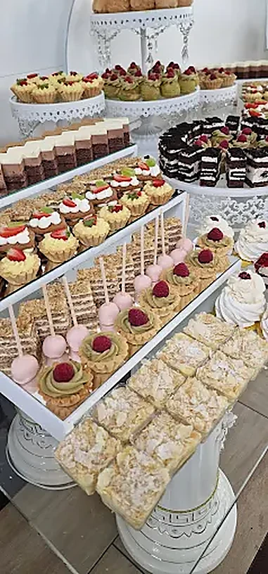 Stand de prăjituri și tarte, aranjate elegant pentru un eveniment